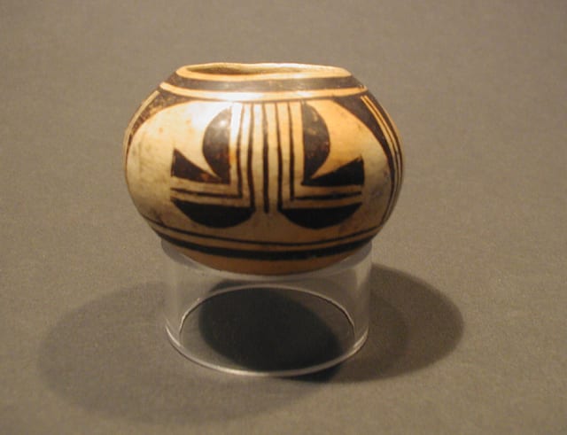 2002-08 Tiny Jar with Simple – Monochromatic Design