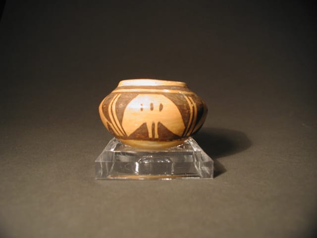 2002-12 Tiny Pinch Pot – Simple Monochromatic Design