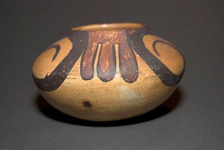 2006-15 Small Seedpot with Simple – Powerful Eagle-Tail Design
