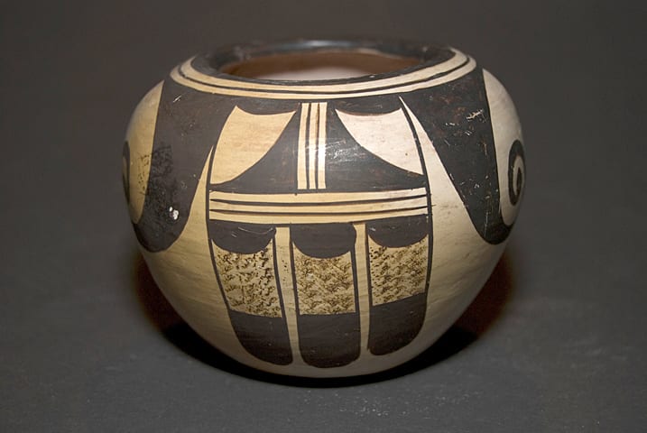 2007-12 Jar with Monochromatic Eagle Tail Design