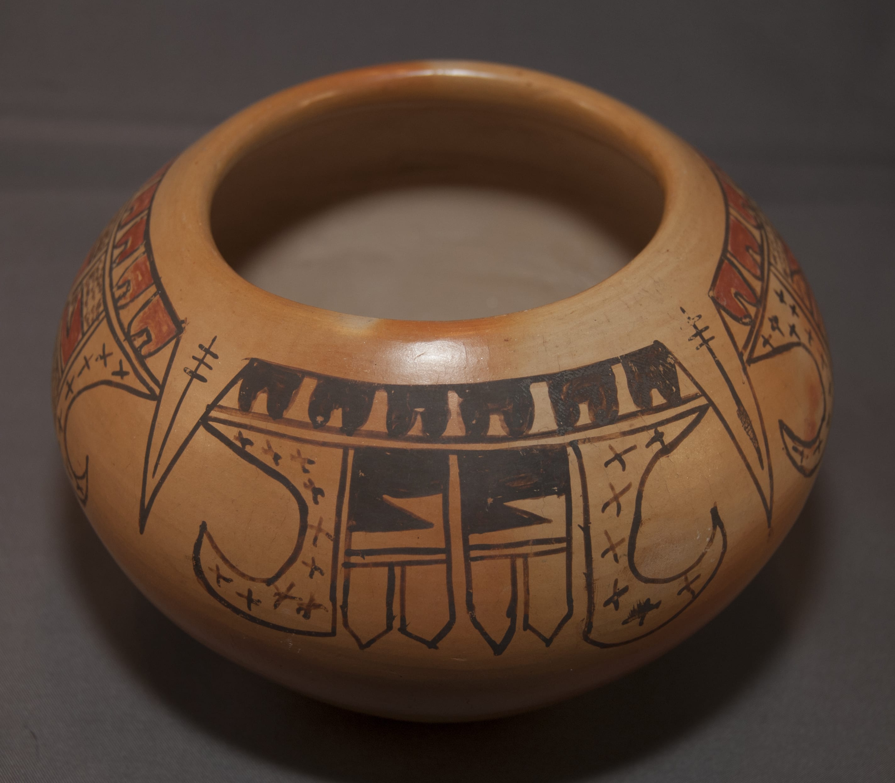 2011-20 Jar with Crude Rendition of Eagle Tail Design
