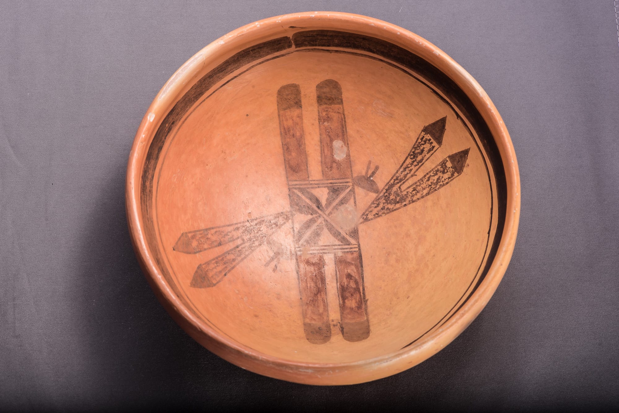 2014-20 Bowl with crossed feather design