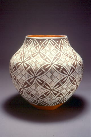 1985-02 Acoma Large Jar with Geometric Design