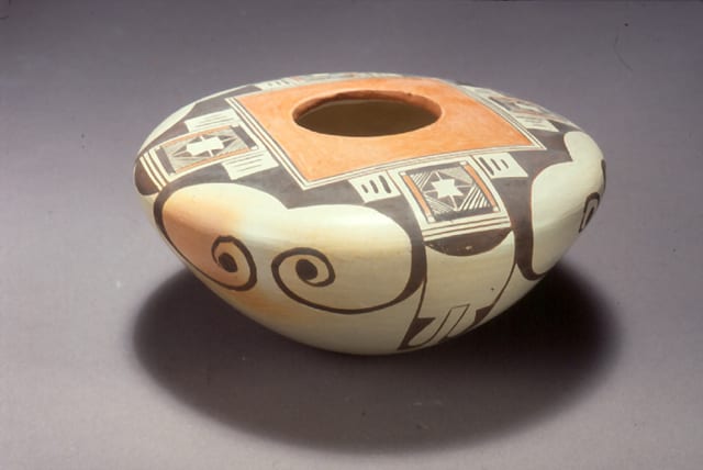 1987-01 Seed Pot with Eagle Tail Design