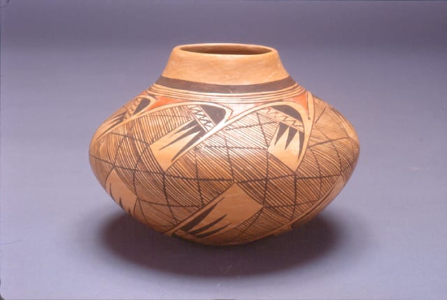 1991-05 Jar with Fine-Line Migration Design