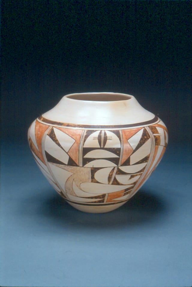 1992-09 Large White-Slipped Olla with Avian Designs