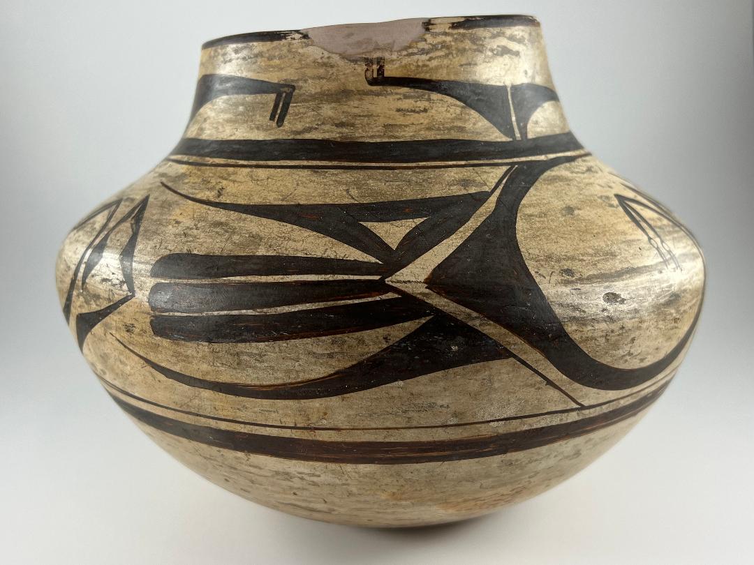2020-16  Transitional jar with “pure abstraction” designs