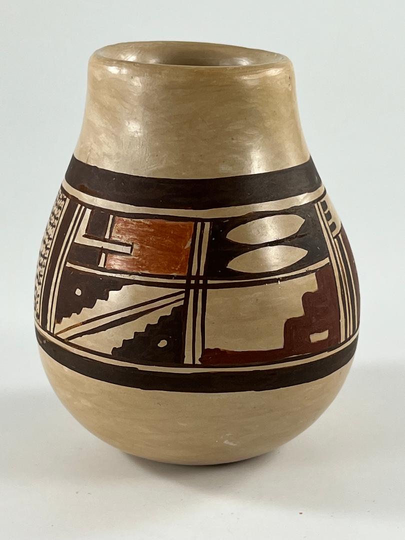 2021-01 Small vase with typical Hopi/Tewa designs
